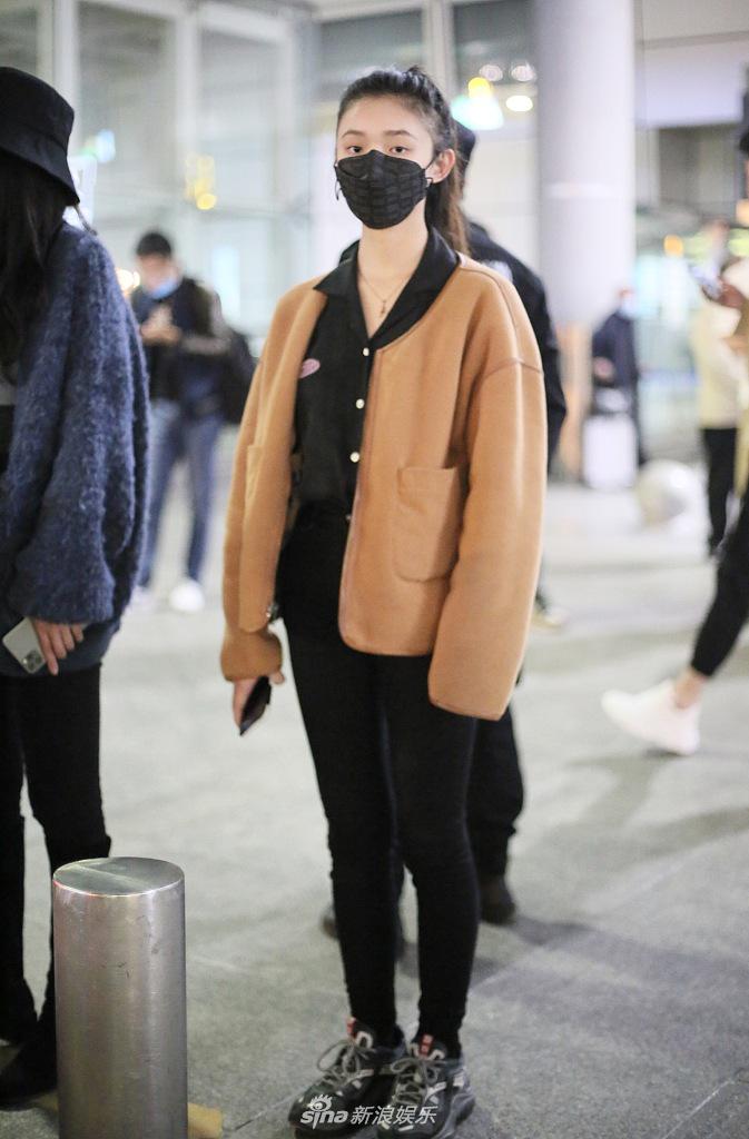 林允穿淡黄色外套秀纤细长腿 扎高马尾精神满满星范十足