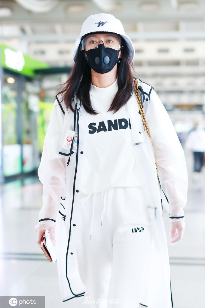 秦岚穿纯白休闲装现身机场 走路带风又美又飒