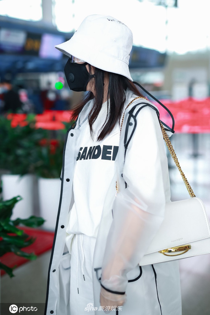 秦岚穿纯白休闲装现身机场 走路带风又美又飒