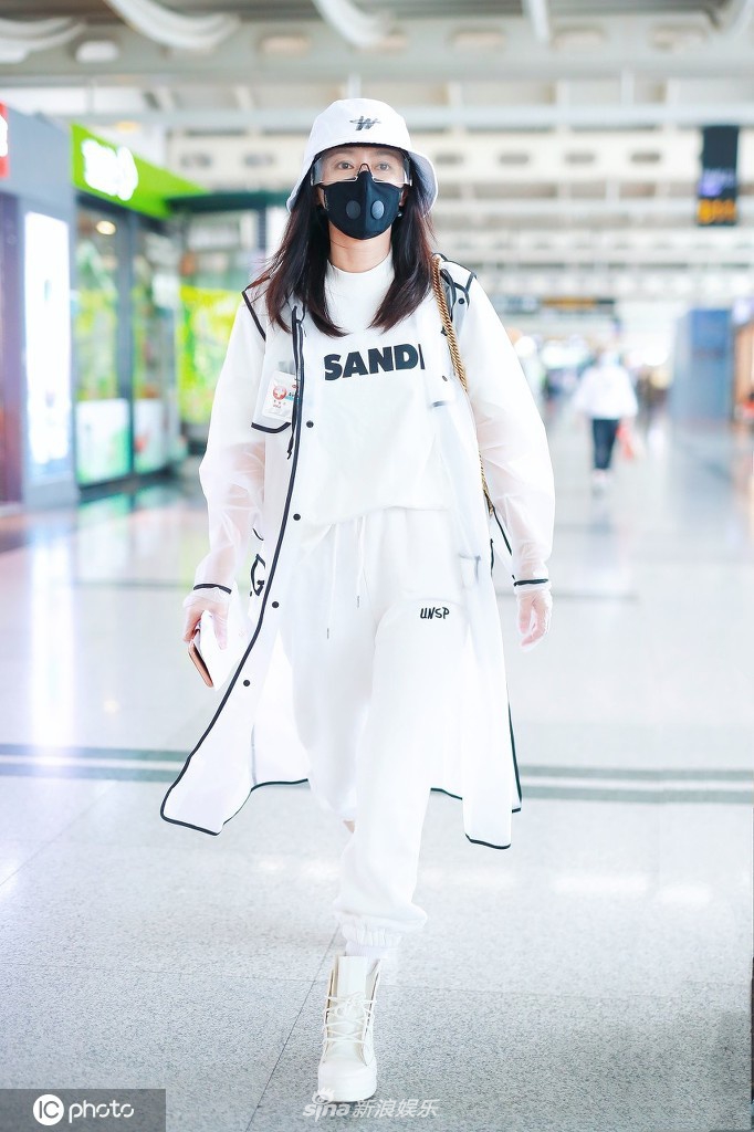 秦岚穿纯白休闲装现身机场 走路带风又美又飒