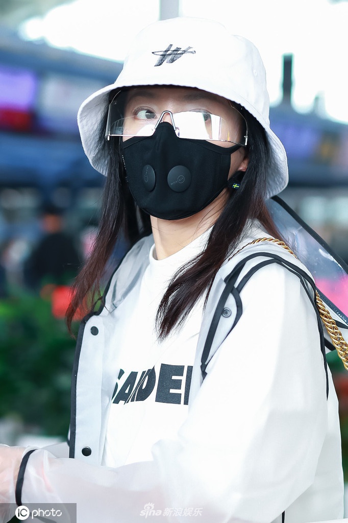 秦岚穿纯白休闲装现身机场 走路带风又美又飒