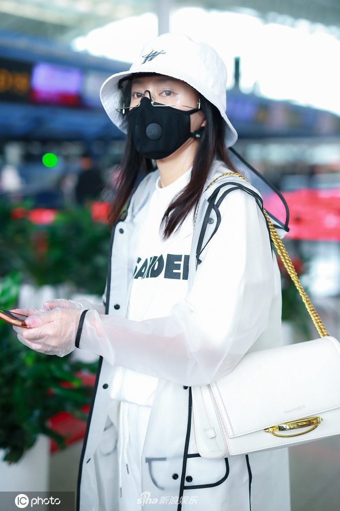 秦岚穿纯白休闲装现身机场 走路带风又美又飒