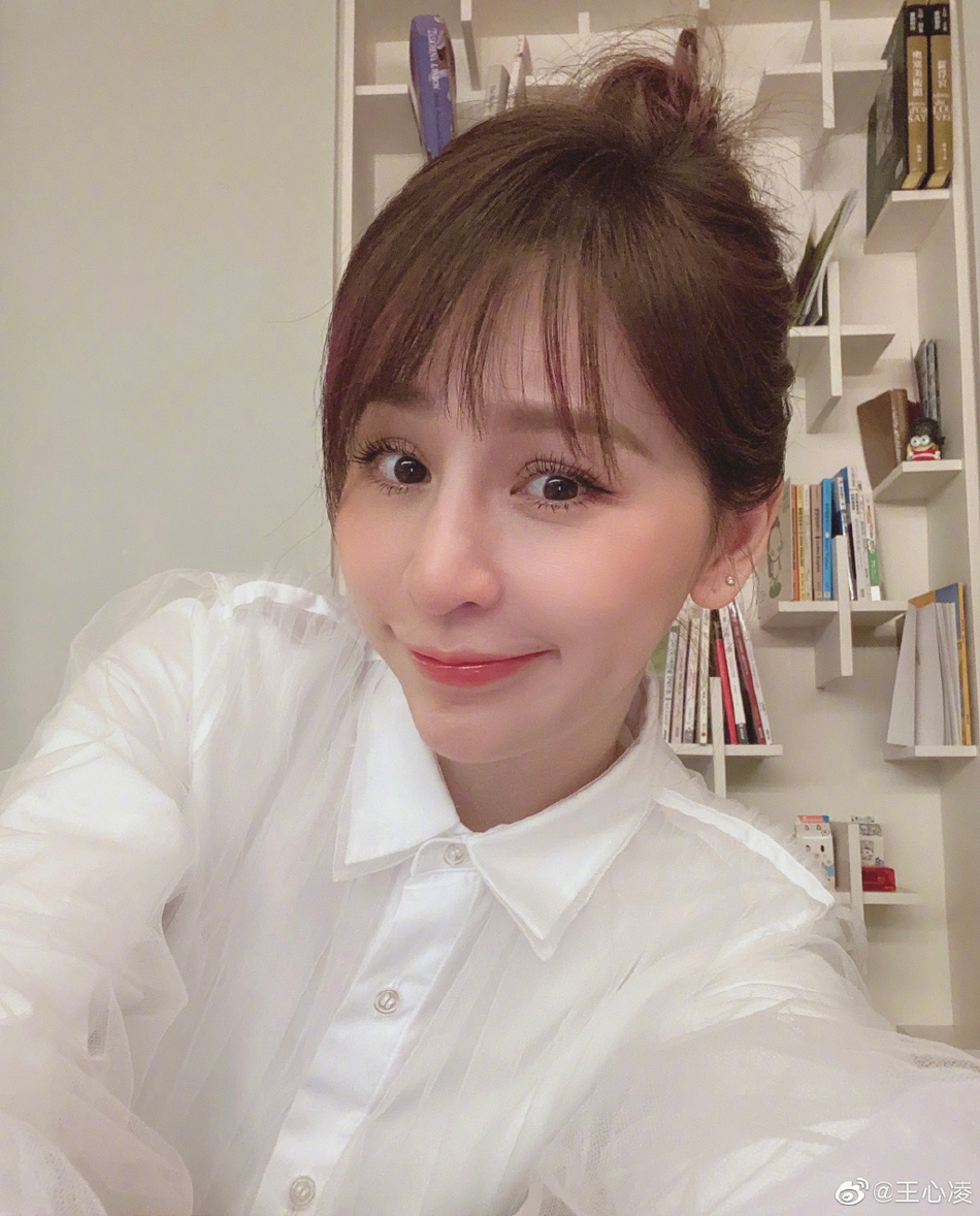 王心凌晒甜美收工自拍 扎丸子头抿嘴微笑少女感十足