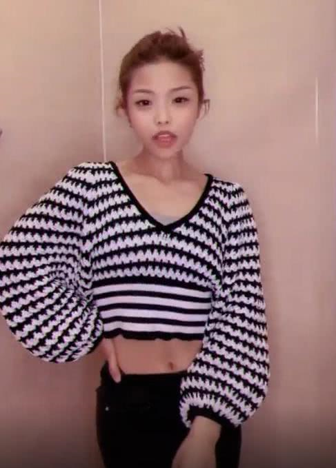 王莎莎晒近照瘦了一大圈 穿低腰裤大方秀小蜂腰