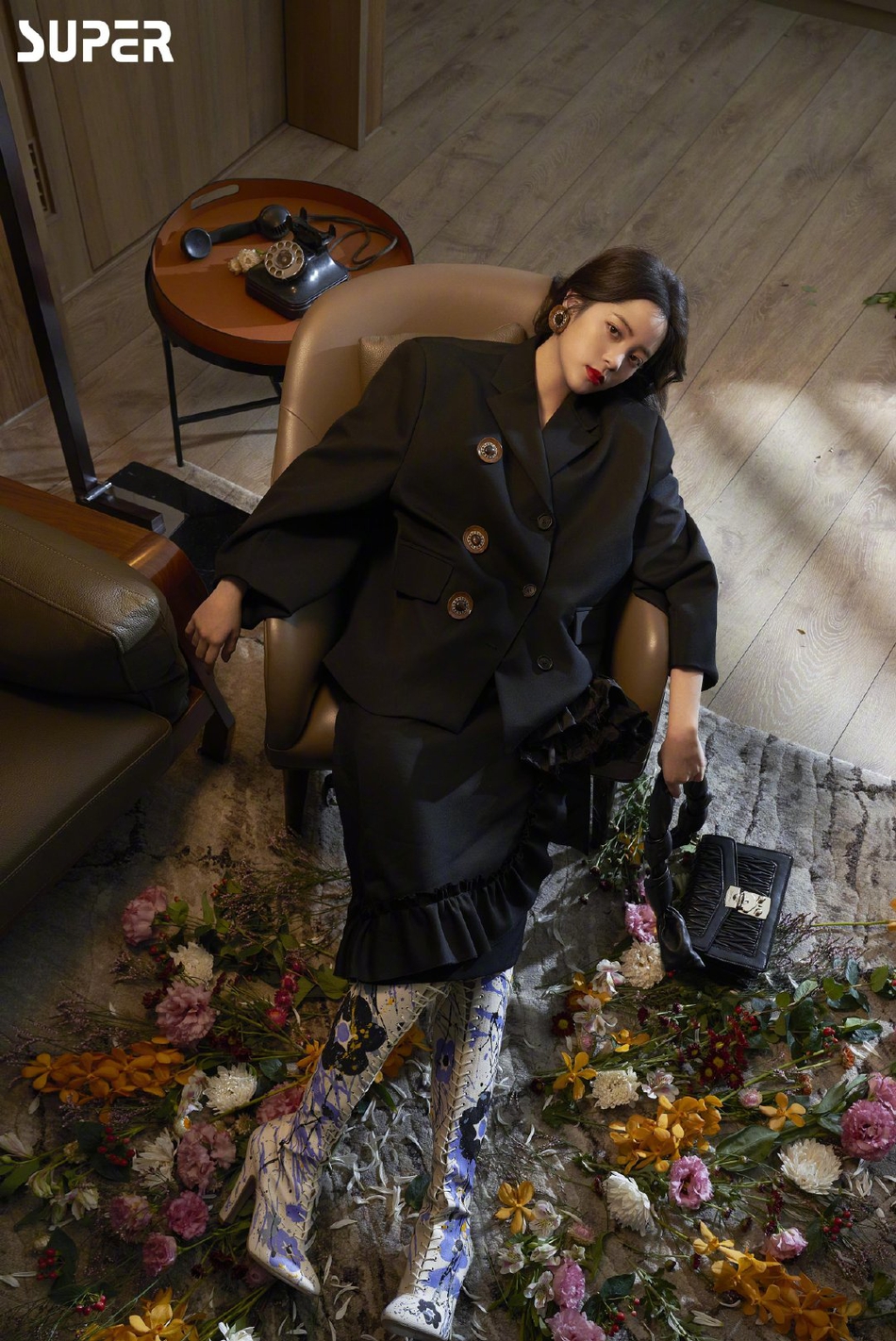 欧阳娜娜居家时尚大片曝光 穿黑丝秀优越长腿成熟妩媚