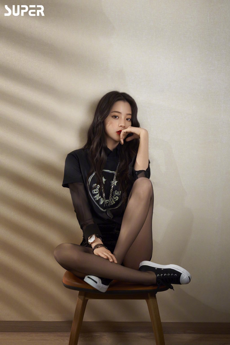 欧阳娜娜居家时尚大片曝光 穿黑丝秀优越长腿成熟妩媚