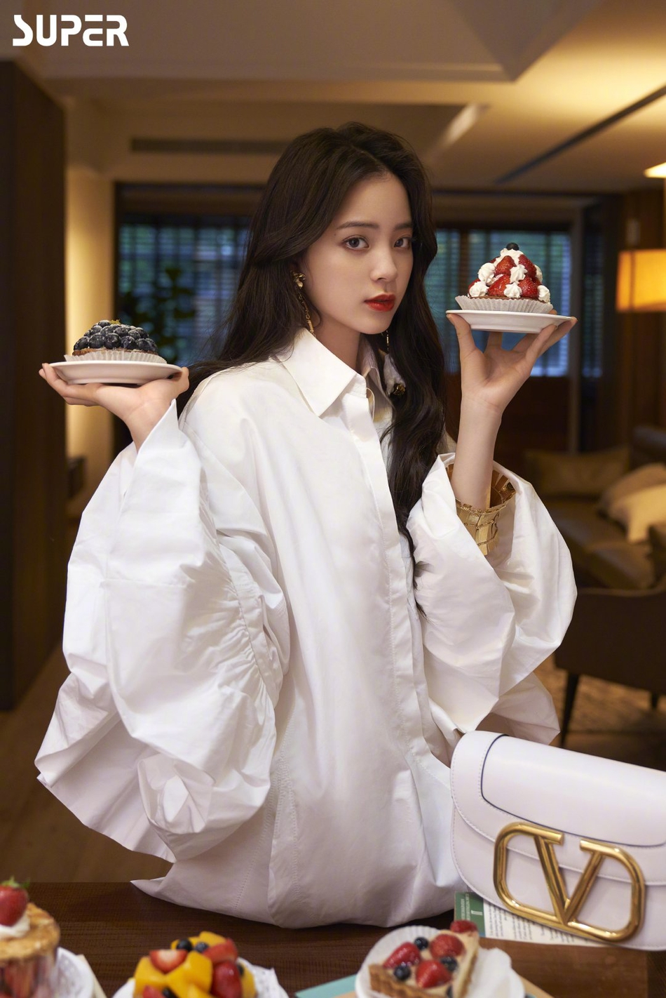 欧阳娜娜居家时尚大片曝光 穿黑丝秀优越长腿成熟妩媚