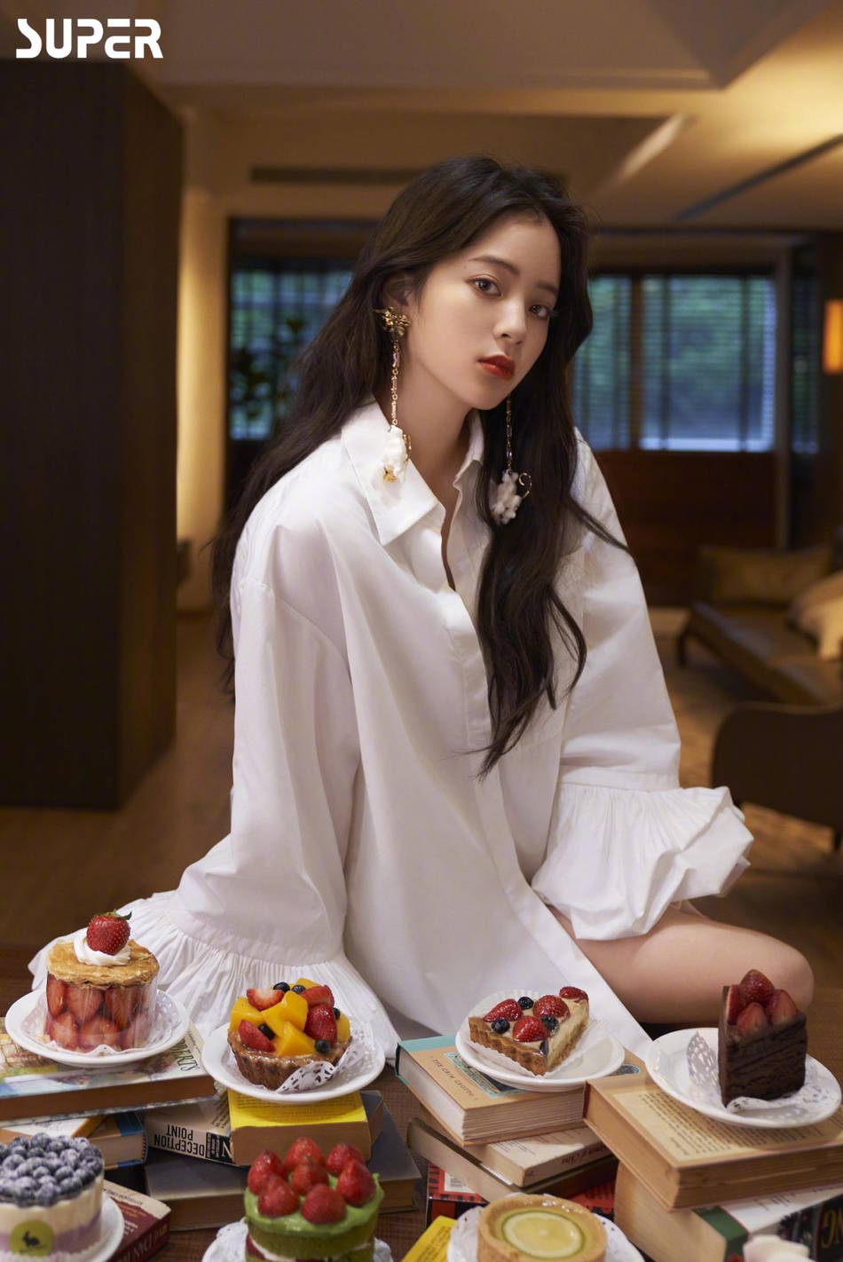 欧阳娜娜居家时尚大片曝光 穿黑丝秀优越长腿成熟妩媚