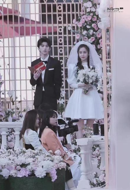 baby婚纱造型和蔡徐坤同台 俊男靓女画面养眼