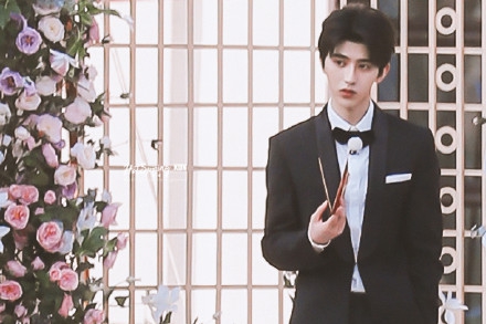 baby婚纱造型和蔡徐坤同台 俊男靓女画面养眼