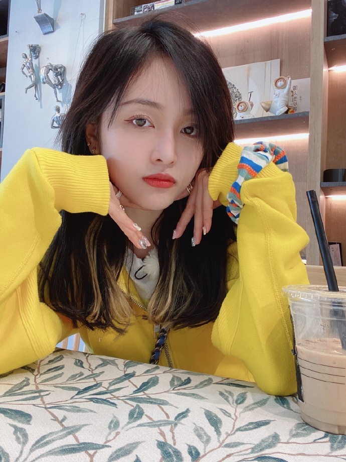 吴宣仪晒美照长腿吸睛 对镜比v尽显青春活力