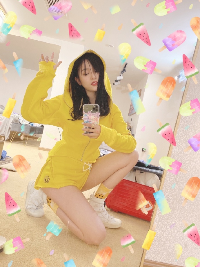 吴宣仪晒美照长腿吸睛 对镜比v尽显青春活力