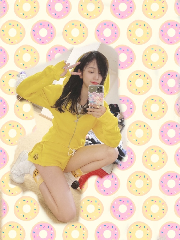 吴宣仪晒美照长腿吸睛 对镜比v尽显青春活力