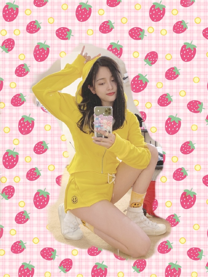 吴宣仪晒美照长腿吸睛 对镜比v尽显青春活力