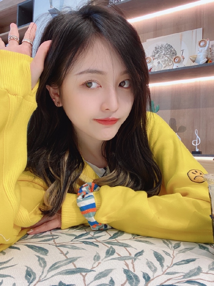 吴宣仪晒美照长腿吸睛 对镜比v尽显青春活力