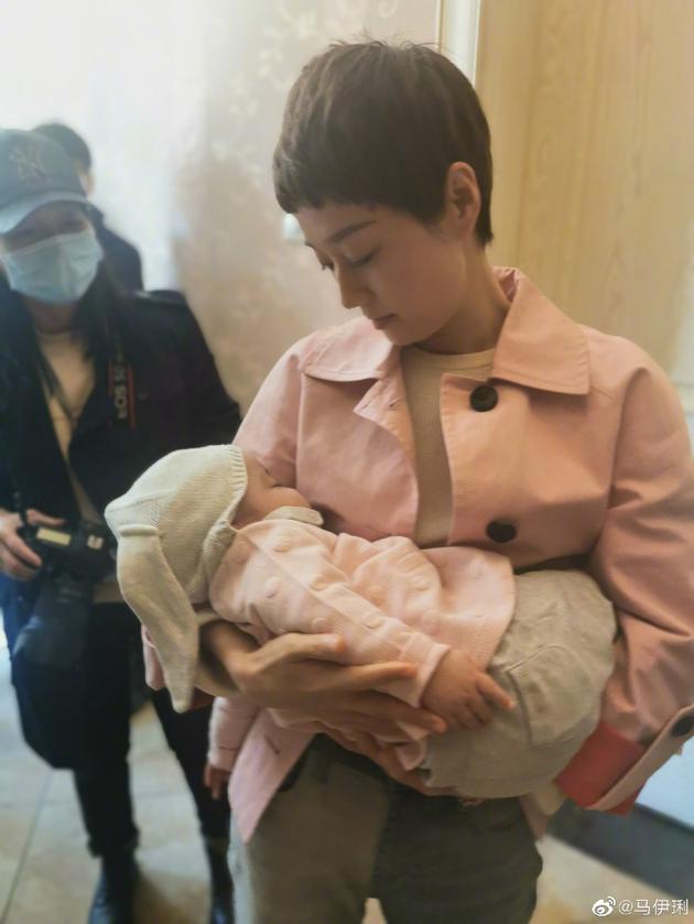 马伊琍怀抱小婴儿母爱满满：又一个小女儿