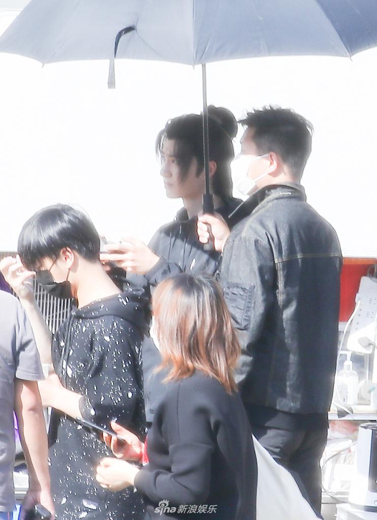 王一博新剧片场玩无人机 观察细致操控能力强