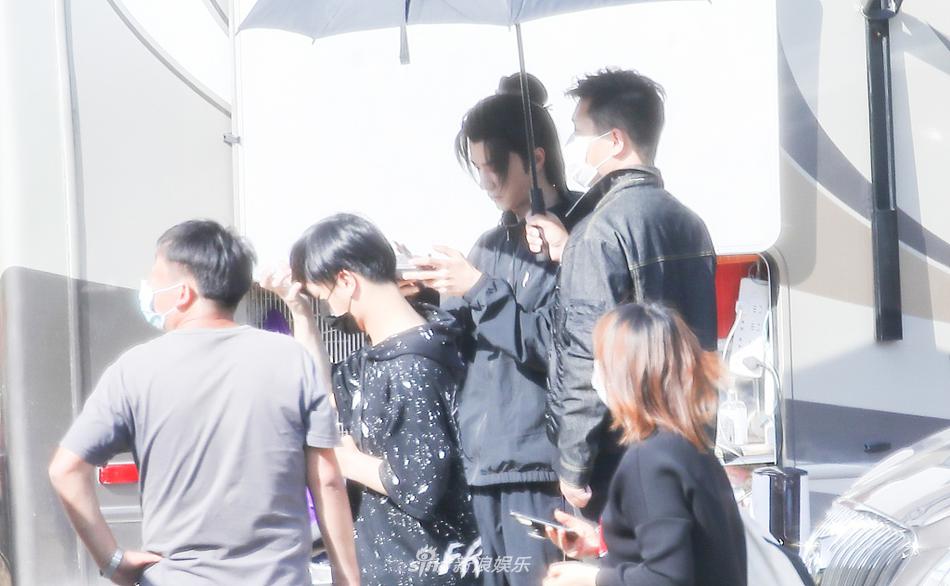 王一博新剧片场玩无人机 观察细致操控能力强