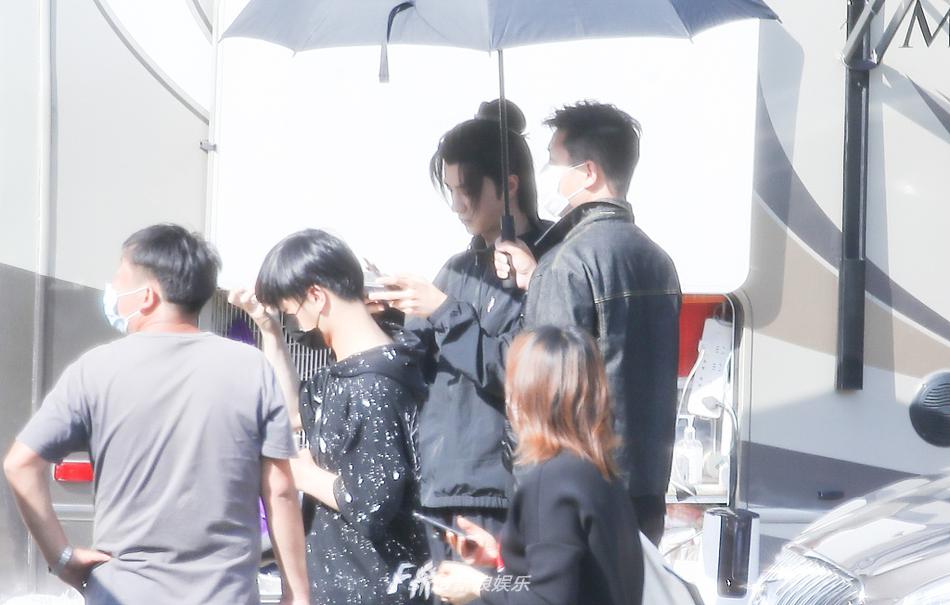 王一博新剧片场玩无人机 观察细致操控能力强