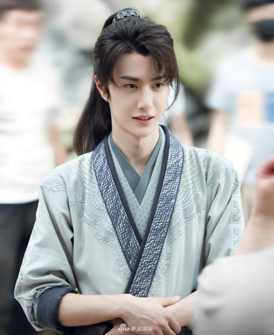 王一博新剧片场玩无人机 观察细致操控能力强