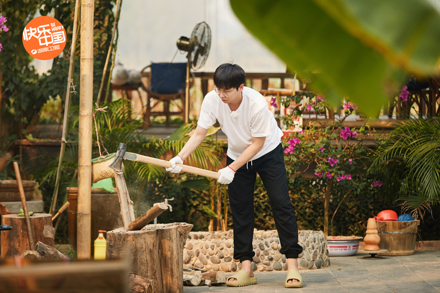 《向往的生活》释出全新单人海报 彭昱畅号召好好锻炼