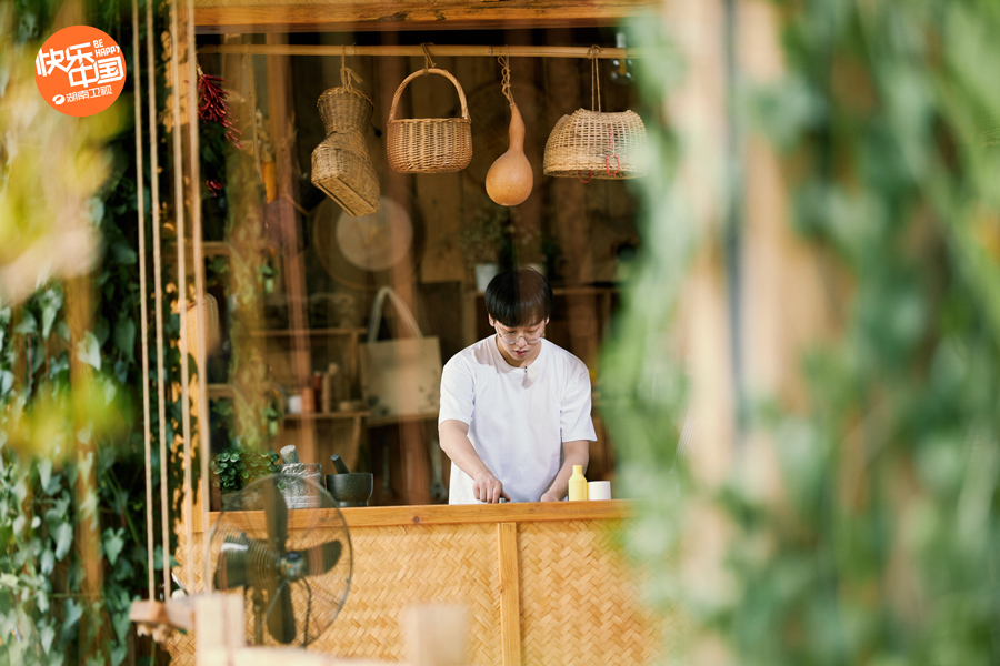 《向往的生活》释出全新单人海报 彭昱畅号召好好锻炼