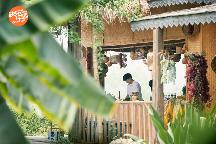 《向往的生活》释出全新单人海报 彭昱畅号召好好锻炼