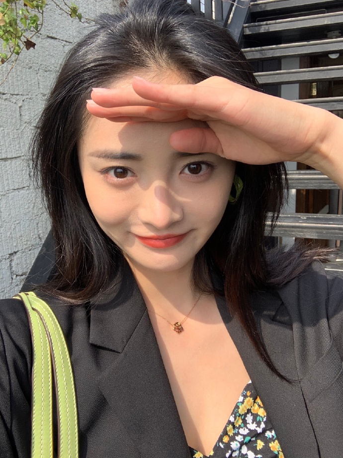 夏天的味道！周洁琼穿碎花裙搭黑西装干练不失性感