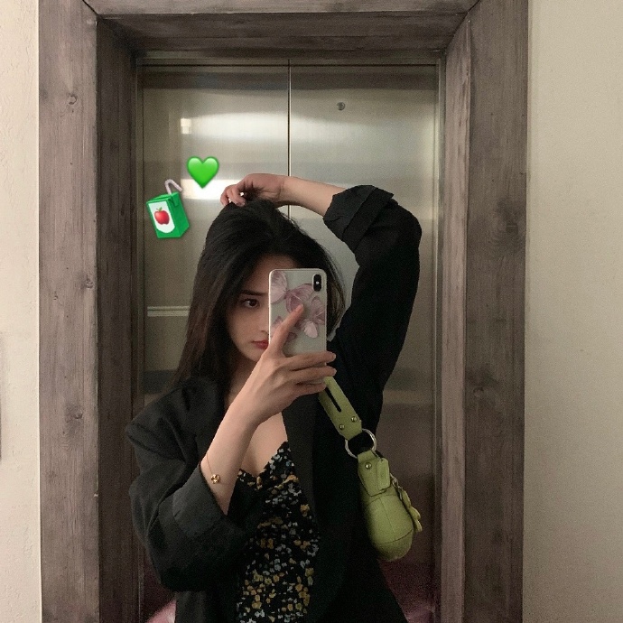 夏天的味道！周洁琼穿碎花裙搭黑西装干练不失性感