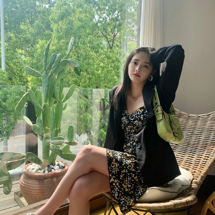 夏天的味道！周洁琼穿碎花裙搭黑西装干练不失性感