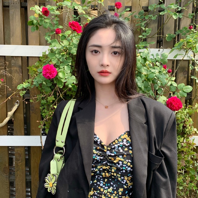 夏天的味道！周洁琼穿碎花裙搭黑西装干练不失性感