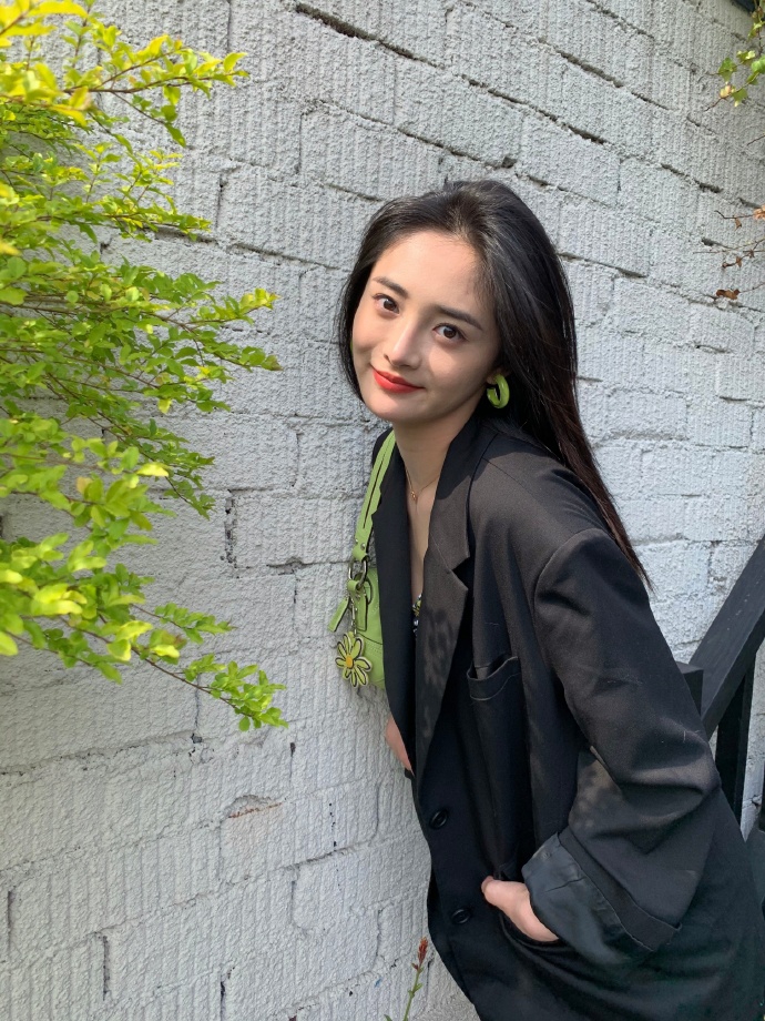 夏天的味道！周洁琼穿碎花裙搭黑西装干练不失性感