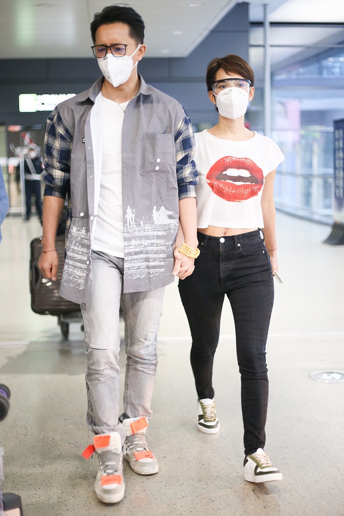 卢靖姗剪短发秀蛮腰又飒又美 与韩庚十指紧扣秀恩爱