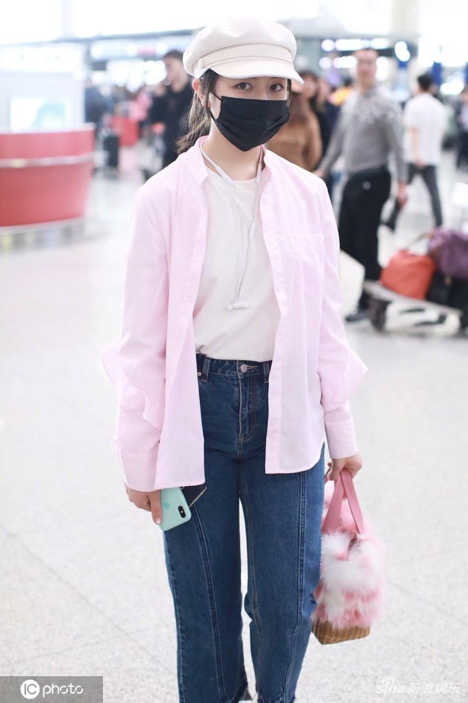 李兰迪衣着粉嫩青春洋溢 手提毛茸小包少女心十足