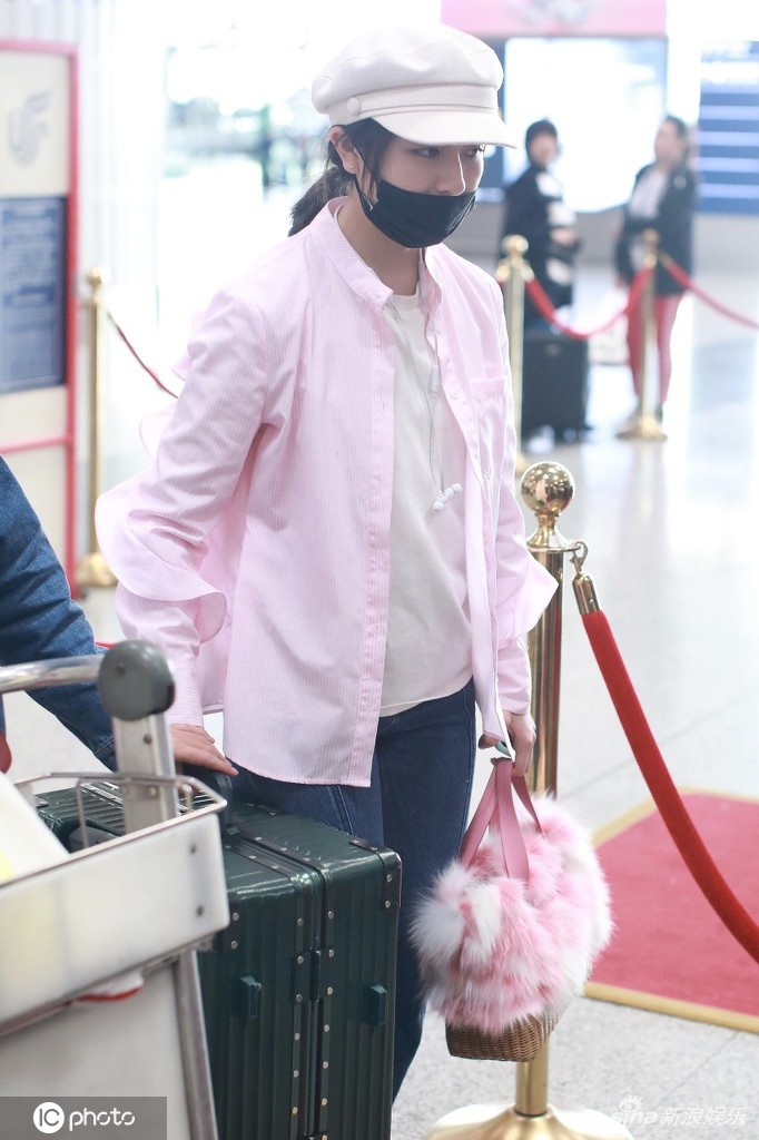 李兰迪衣着粉嫩青春洋溢 手提毛茸小包少女心十足