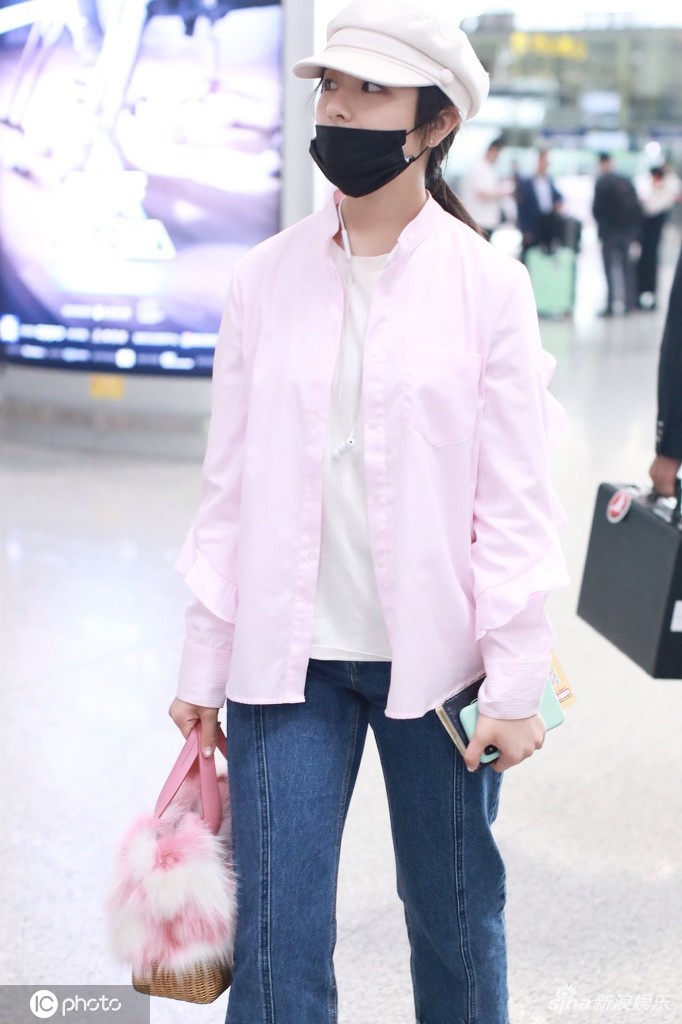 李兰迪衣着粉嫩青春洋溢 手提毛茸小包少女心十足