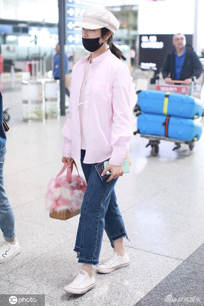 李兰迪衣着粉嫩青春洋溢 手提毛茸小包少女心十足