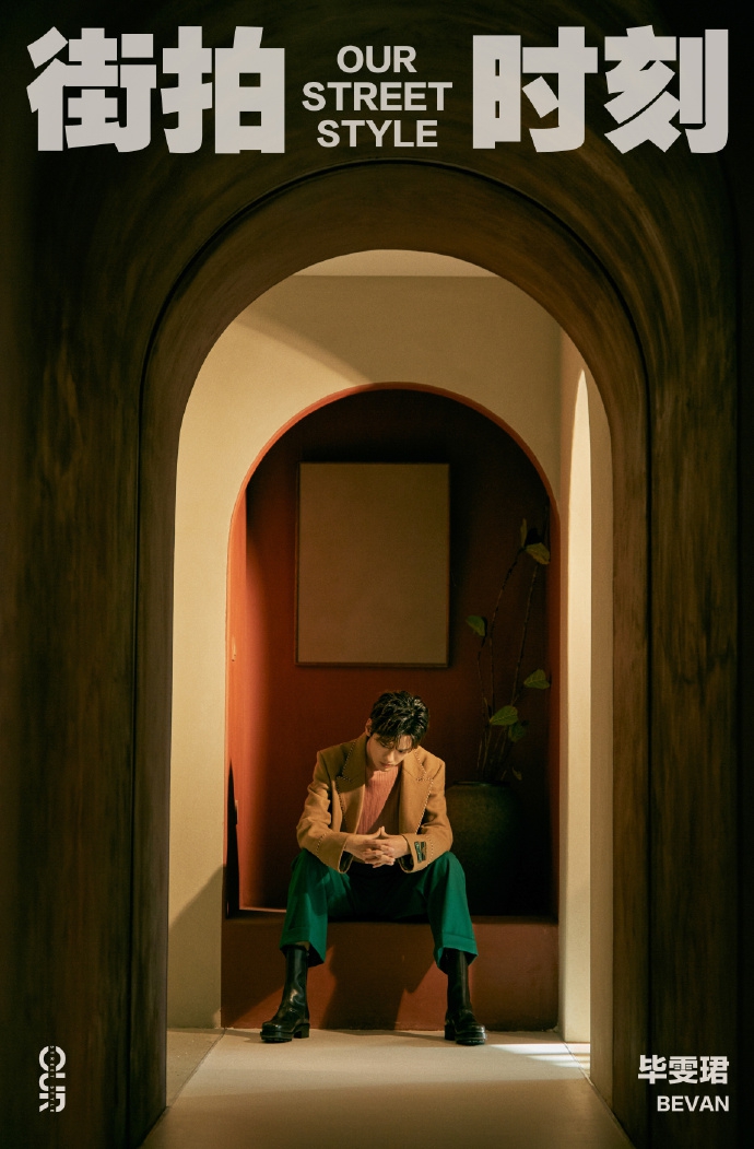 毕雯珺最新写真挑战文艺风 灯光氤氲眼神温柔深邃