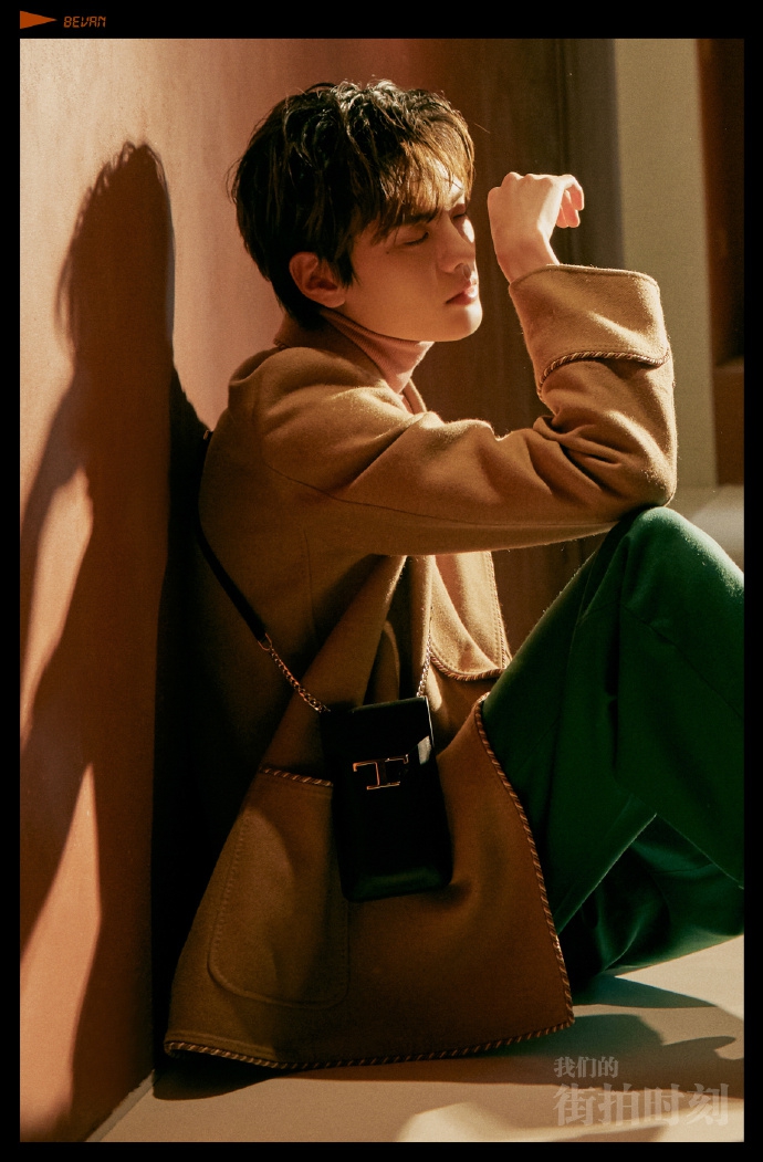 毕雯珺最新写真挑战文艺风 灯光氤氲眼神温柔深邃