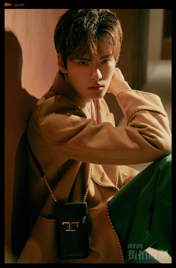 毕雯珺最新写真挑战文艺风 灯光氤氲眼神温柔深邃