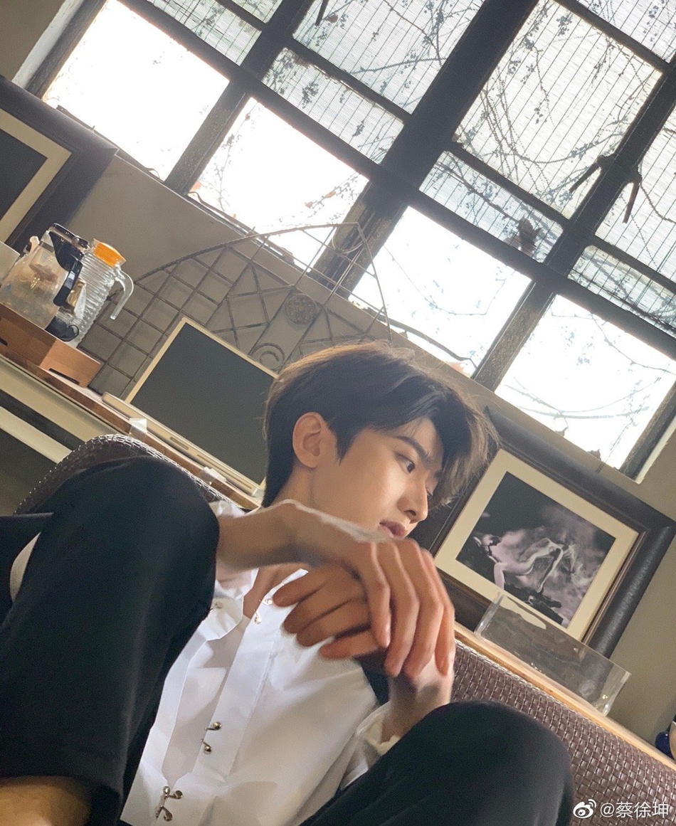 蔡徐坤自曝一顿吃三份牛排 亲自验证私生爆料