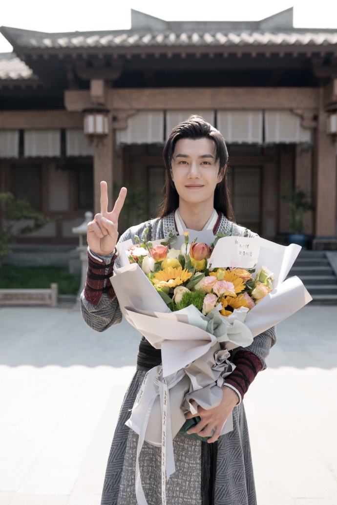 王一博捧花束庆新剧杀青 对镜比耶露甜笑超帅气