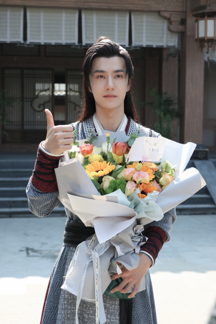 王一博捧花束庆新剧杀青 对镜比耶露甜笑超帅气