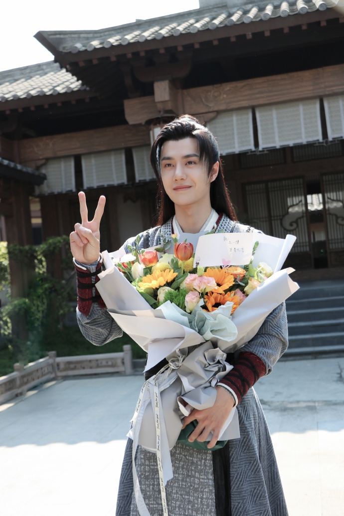 王一博捧花束庆新剧杀青 对镜比耶露甜笑超帅气