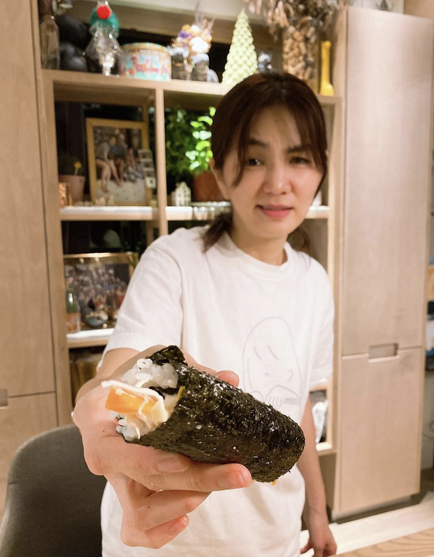 Ella宅家带娃做寿司 手握成品表情复杂直呼好难捏