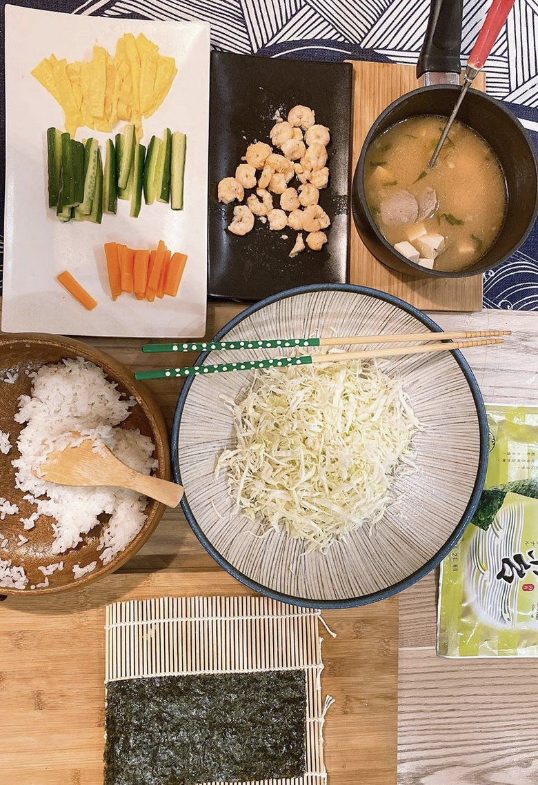 Ella宅家带娃做寿司 手握成品表情复杂直呼好难捏