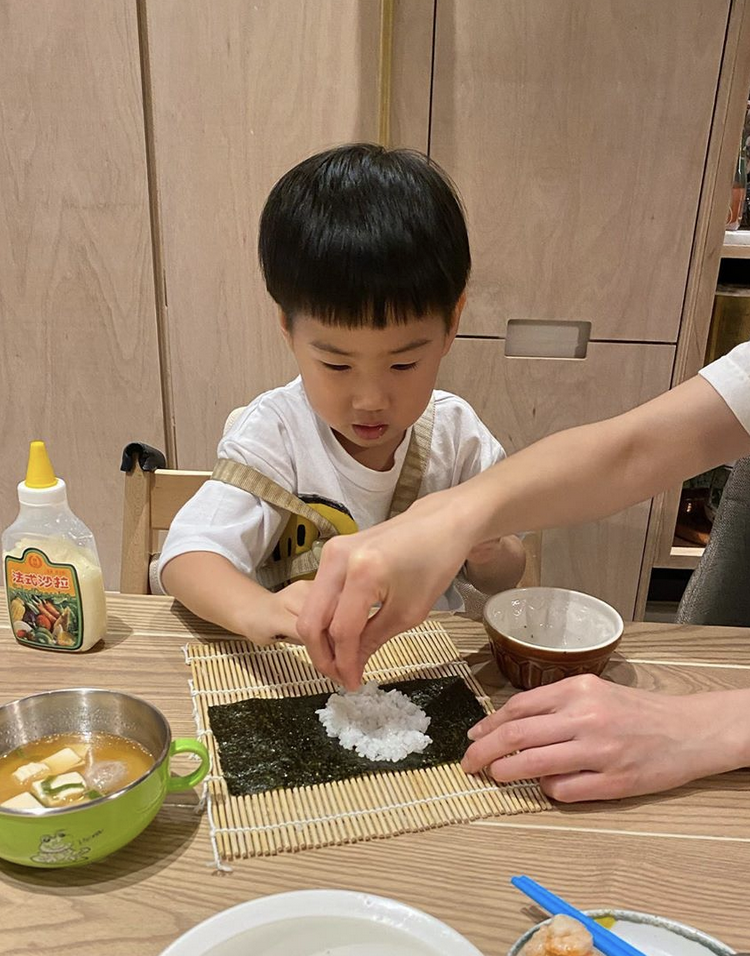 Ella宅家带娃做寿司 手握成品表情复杂直呼好难捏