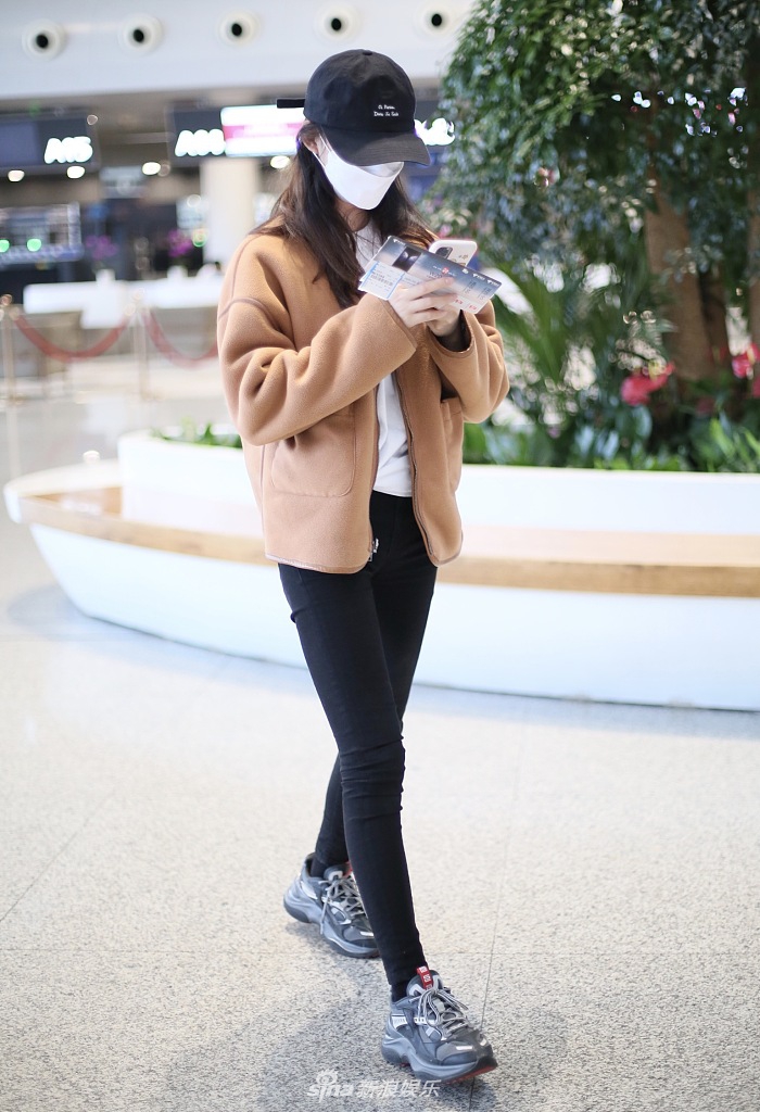 林允素颜亮相睡眼惺忪 散发披肩尽显少女姿态