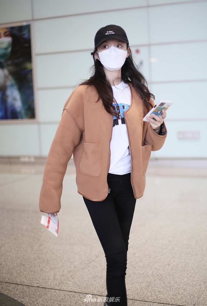 林允素颜亮相睡眼惺忪 散发披肩尽显少女姿态