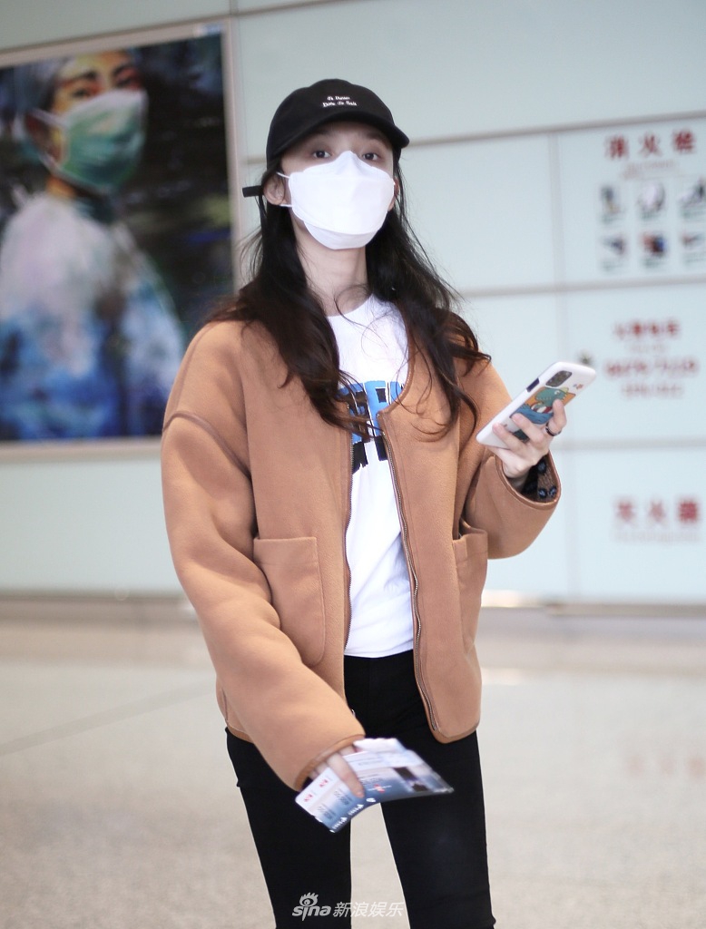 林允素颜亮相睡眼惺忪 散发披肩尽显少女姿态